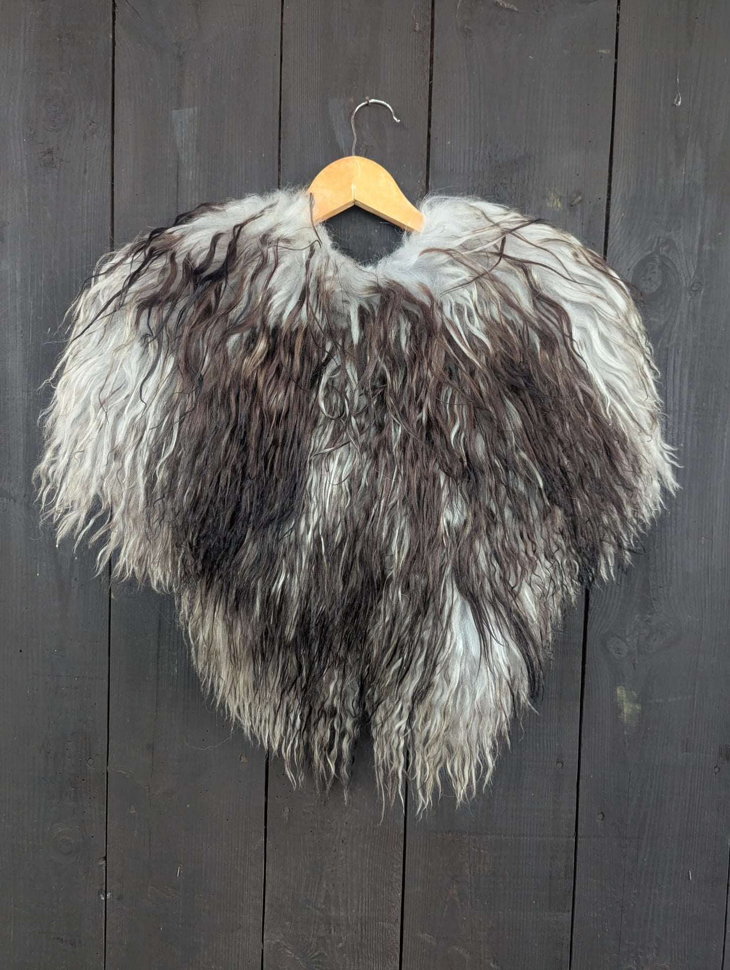 Viking Shoulder Fur  – Real Icelandic Sheepskin – Wikinger Schulterfell – Nordic Fell – Einzelstück 724