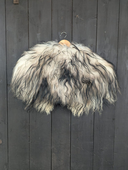 Viking Shoulder Fur White Black – Real Icelandic Sheepskin – Wikinger Schulterfell – Einzelstück 725