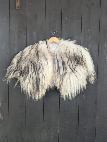 Viking Shoulder Fur White Black – Real Icelandic Sheepskin – Wikinger Schulterfell – Einzelstück 725