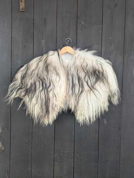 Viking Shoulder Fur White Black – Real Icelandic Sheepskin – Wikinger Schulterfell – Einzelstück 725