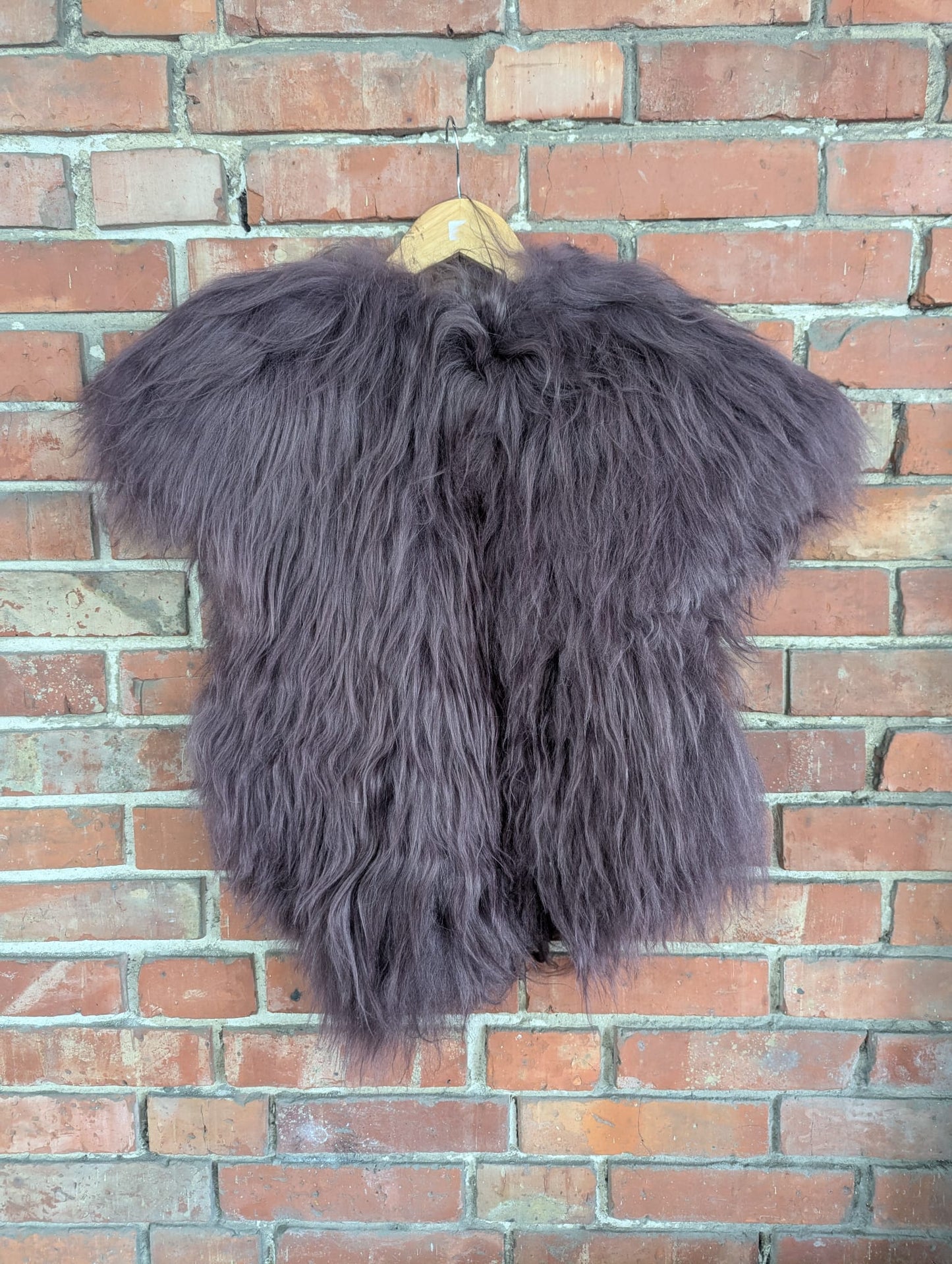 Viking Fur Cloak Aubergine – Real Icelandic Sheepskin – Wikinger Fellumhang –  Einzelstück 726