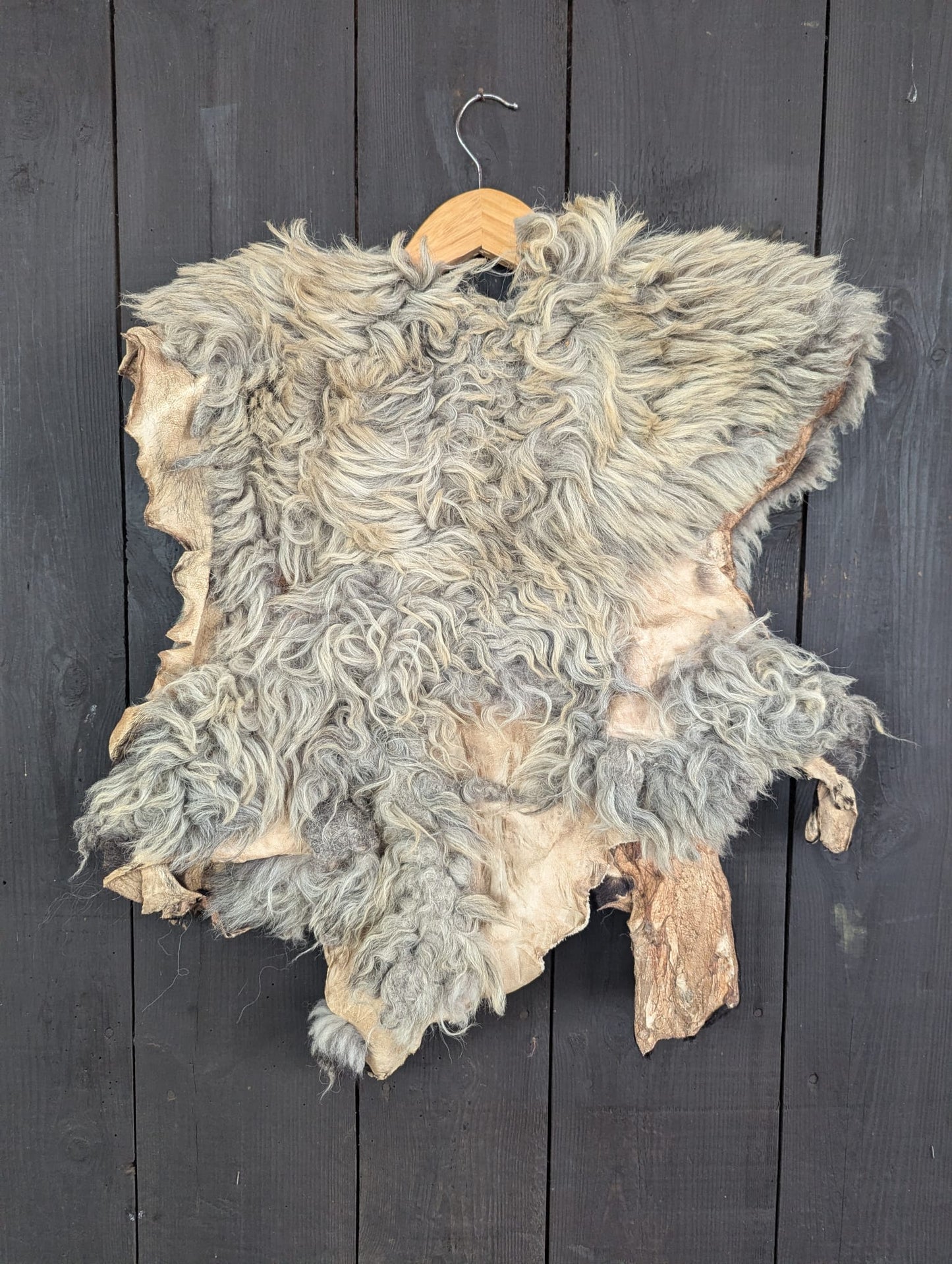 Viking Fur Cloak Grey – Real Heidschnucke Sheepskin – Wikinger Fellumhang – Einzelstück 727