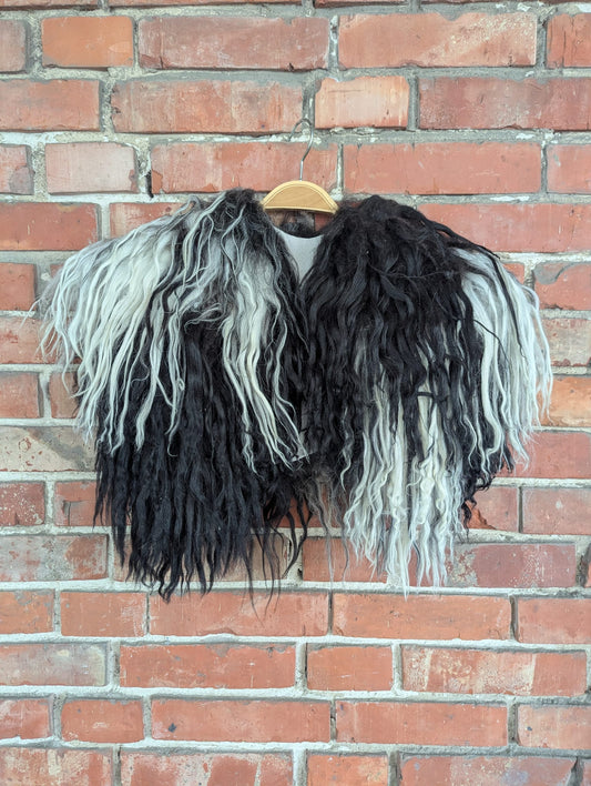 Viking Shoulder Fur Black White – Real Scandinavian Sheepskin – Wikinger Schulterfell – Einzelstück 730
