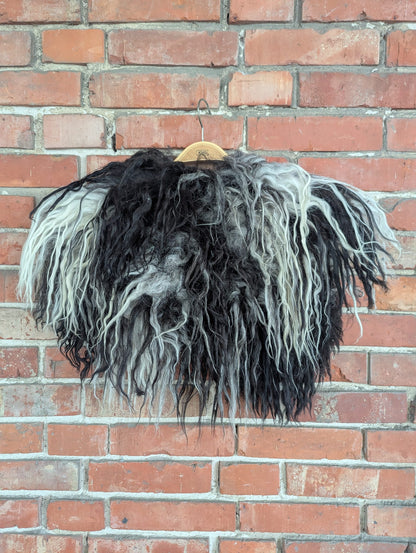 Viking Shoulder Fur Black White – Real Scandinavian Sheepskin – Wikinger Schulterfell – Einzelstück 730