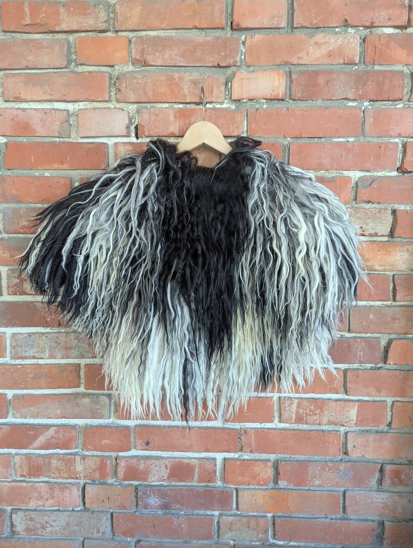 Viking Fur Cloak Black White – Real Scandinavian Sheepskin – Wikinger Fellumhang – Mittelalter Fell – Einzelstück 731