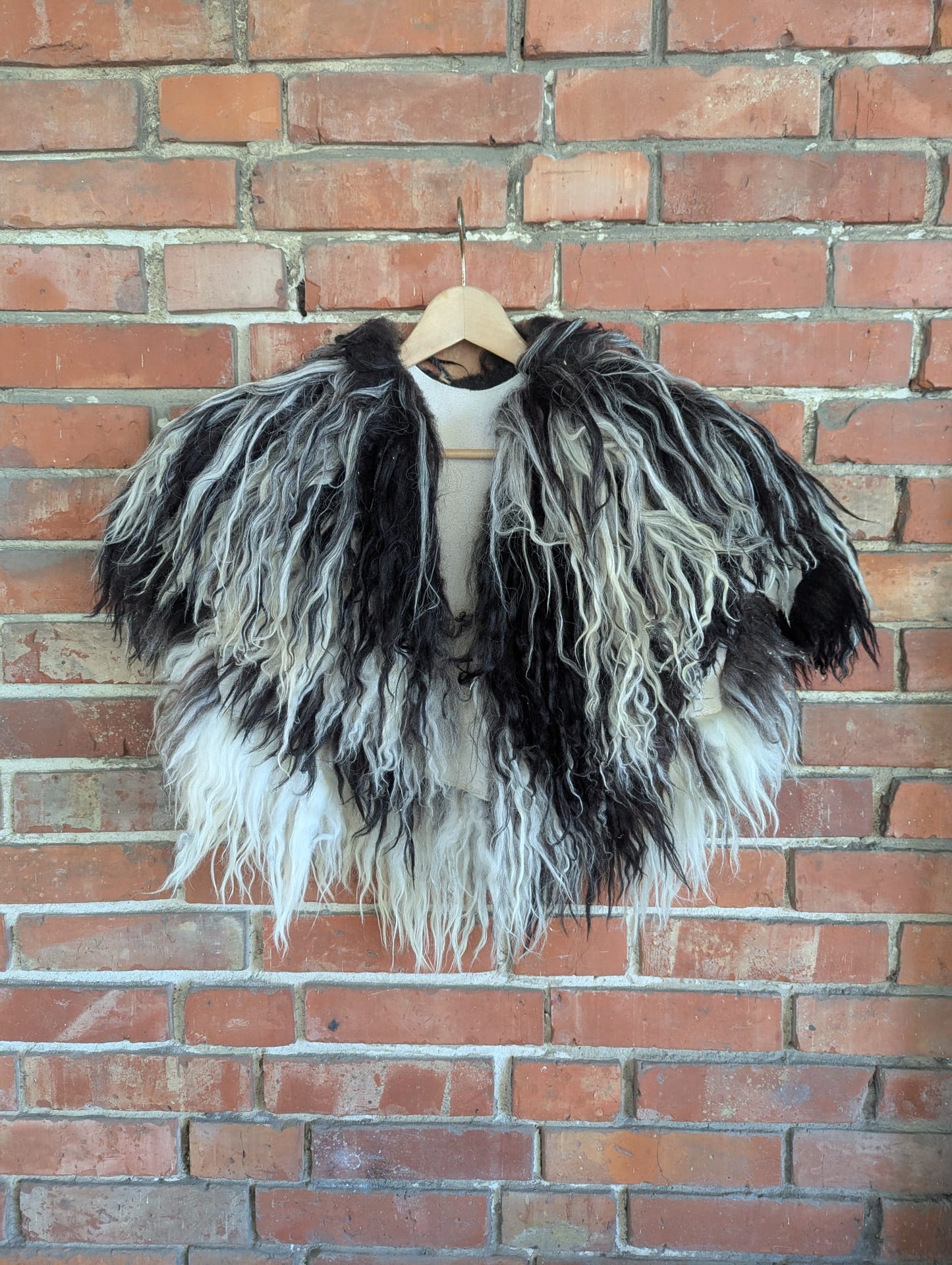 Viking Fur Cloak Black White – Real Scandinavian Sheepskin – Wikinger Fellumhang – Mittelalter Fell – Einzelstück 731
