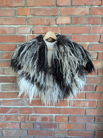 Viking Fur Cloak Black White – Real Scandinavian Sheepskin – Wikinger Fellumhang – Mittelalter Fell – Einzelstück 731