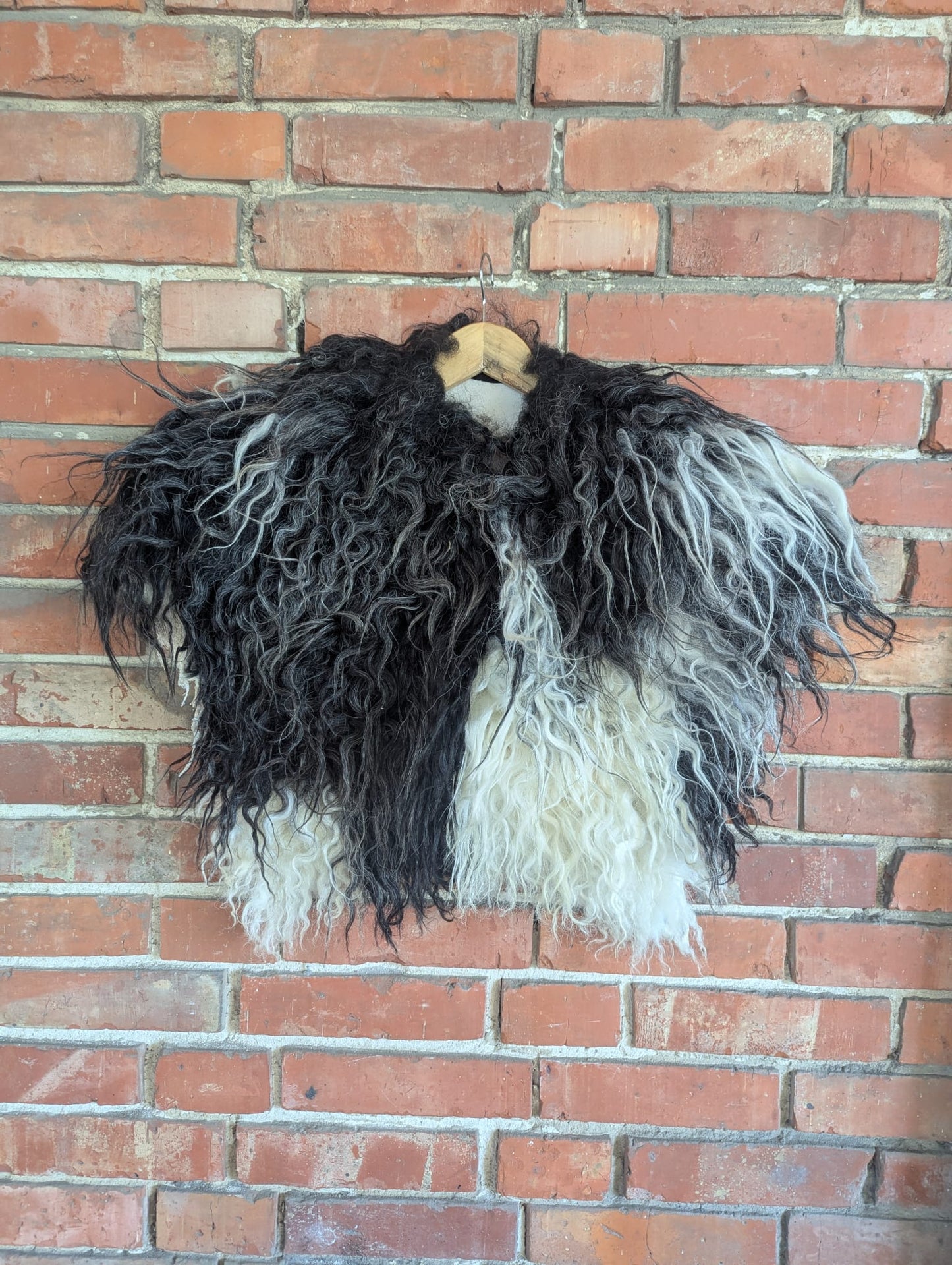 Viking Shoulder Fur Black White XL – Real Scandinavian Sheepskin – Wikinger Schulterfell – Einzelstück 733