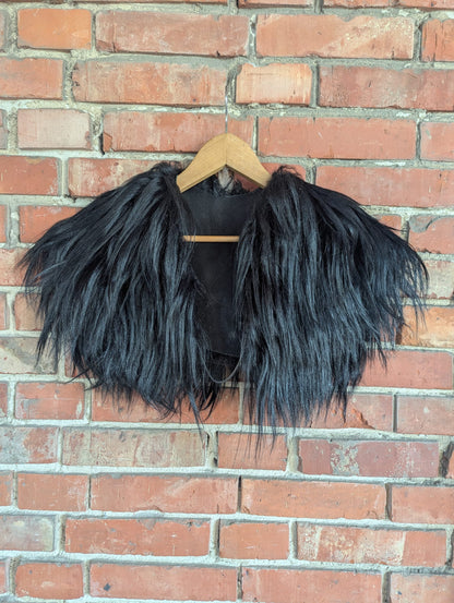 Viking Shoulder Fur Deep Black – Real Mongolian Goat Fur – Mittelalter Fell – Einzelstück 736