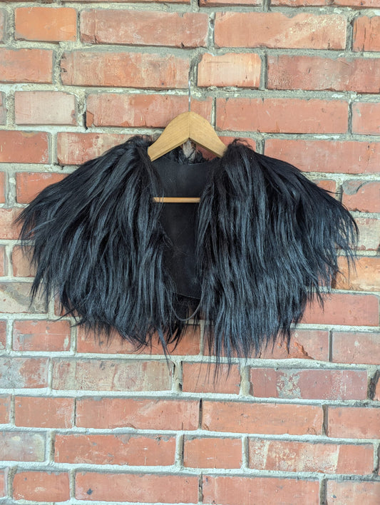 Viking Shoulder Fur Deep Black – Real Mongolian Goat Fur – Mittelalter Fell – Einzelstück 736
