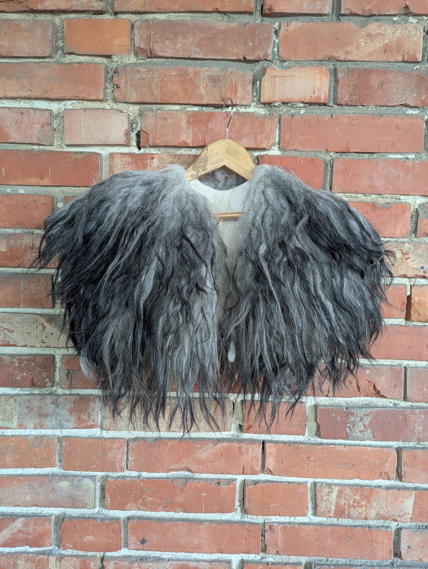 Viking Shoulder Fur Grey – Real Icelandic Sheepskin – Nordic Fur – Einzelstück 739
