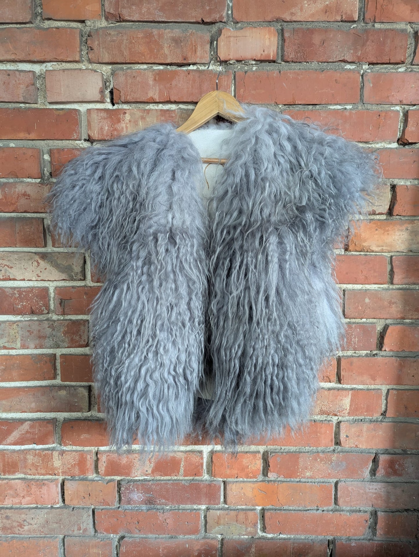 Viking Fur Cloak Silver – Real Icelandic Sheepskin – Wikinger Fellumhang – Nordic Fur – Einzelstück 740
