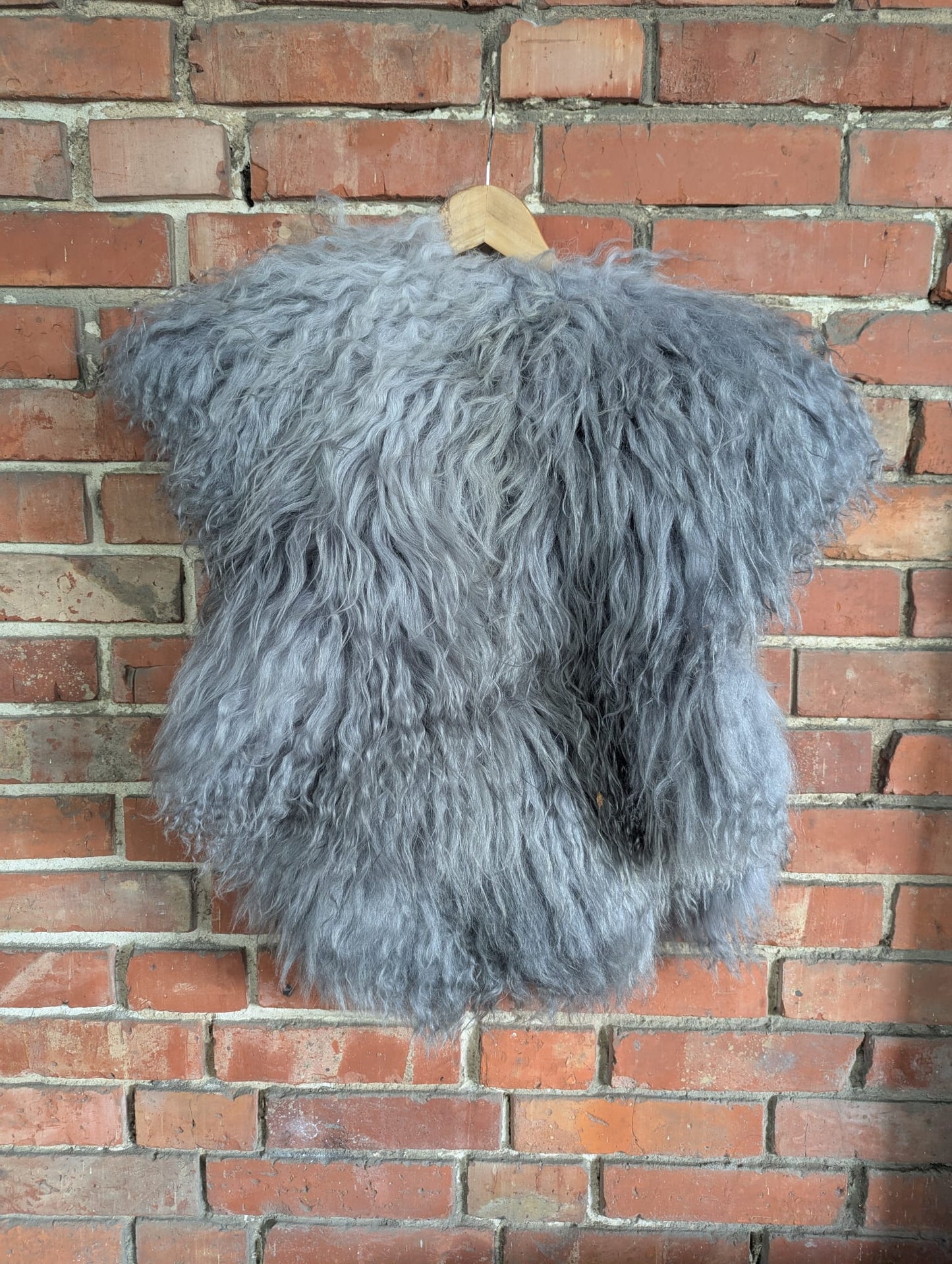 Viking Fur Cloak Silver – Real Icelandic Sheepskin – Wikinger Fellumhang – Nordic Fur – Einzelstück 740