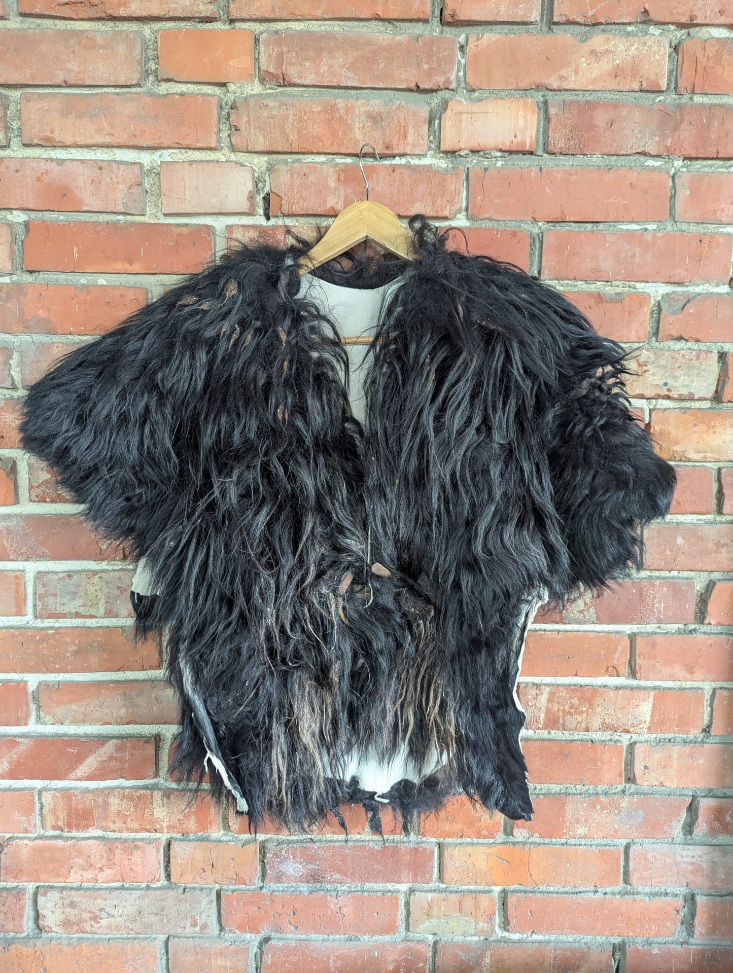 Viking Fur Cloak Black XL – Real Scandinavian Sheepskin – Wikinger Fellumhang –  Einzelstück 741