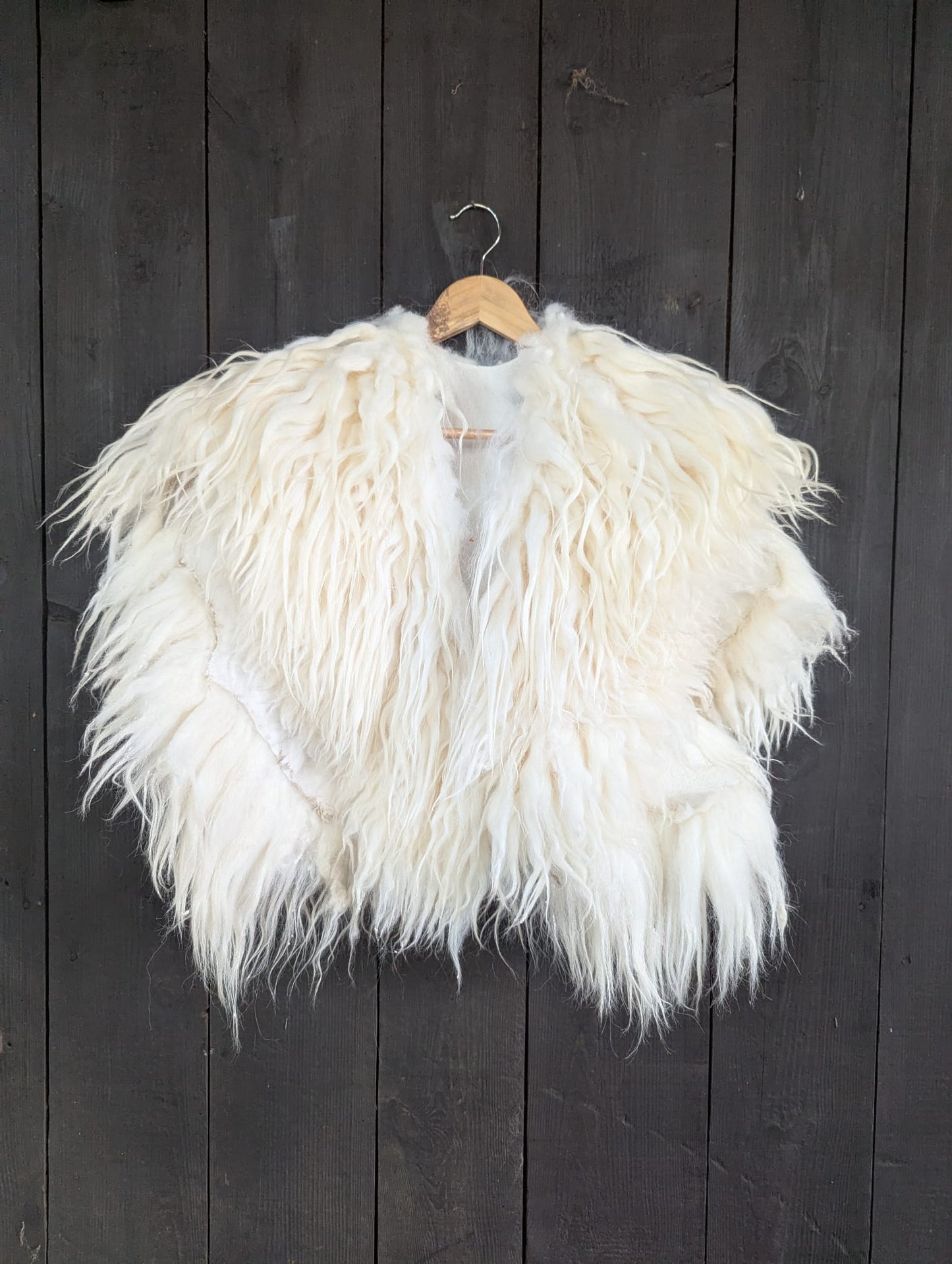 Viking Fur Cloak White – Real Scandinavian Sheepskin – Wikinger Fellumhang – Einzelstück 742