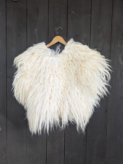 Viking Fur Cloak White – Real Scandinavian Sheepskin – Wikinger Fellumhang – Einzelstück 742