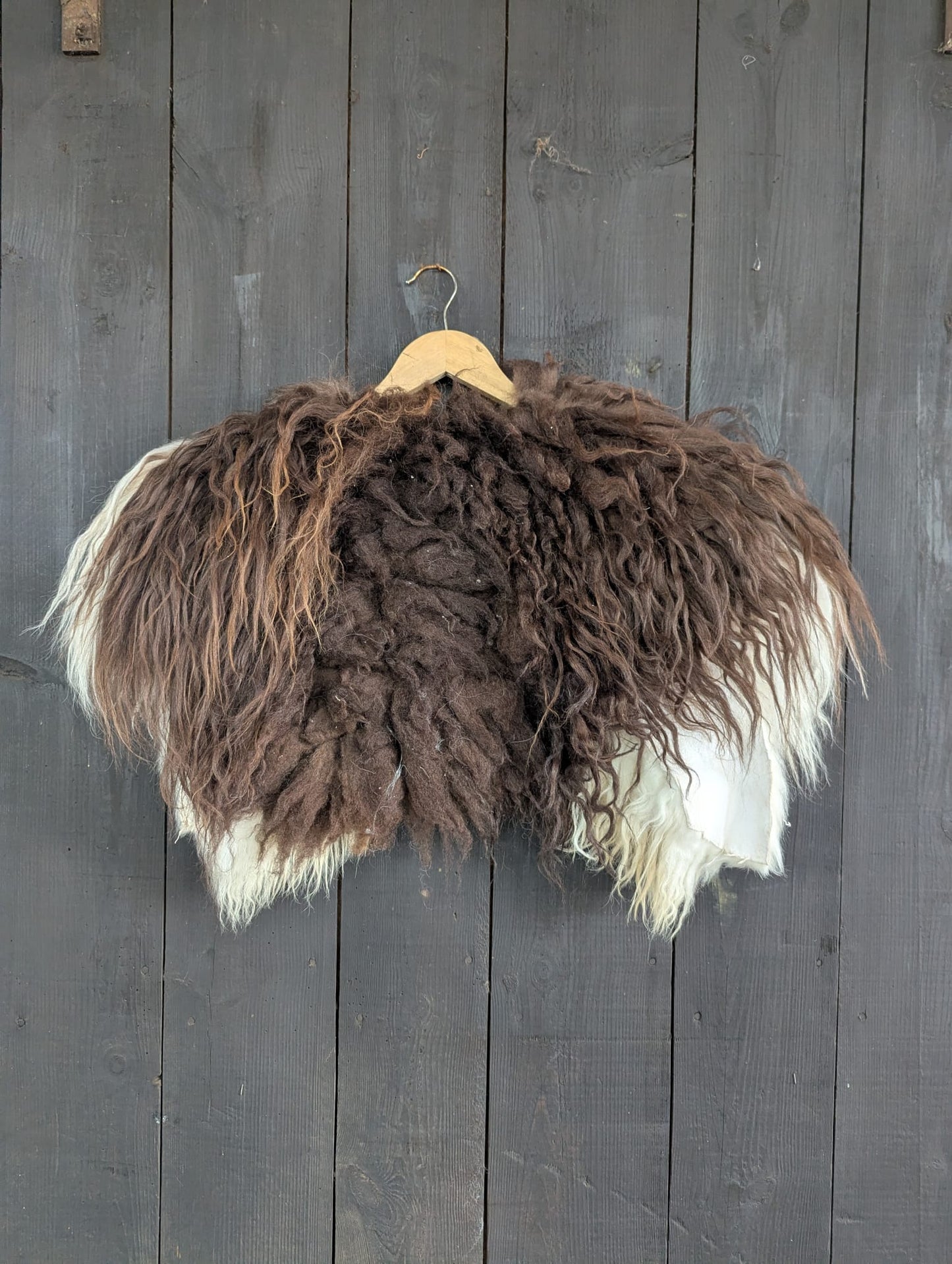 Viking Shoulder Fur Brown White XL – Real Icelandic Sheepskin – Wikinger Schulterfell – Einzelstück 743