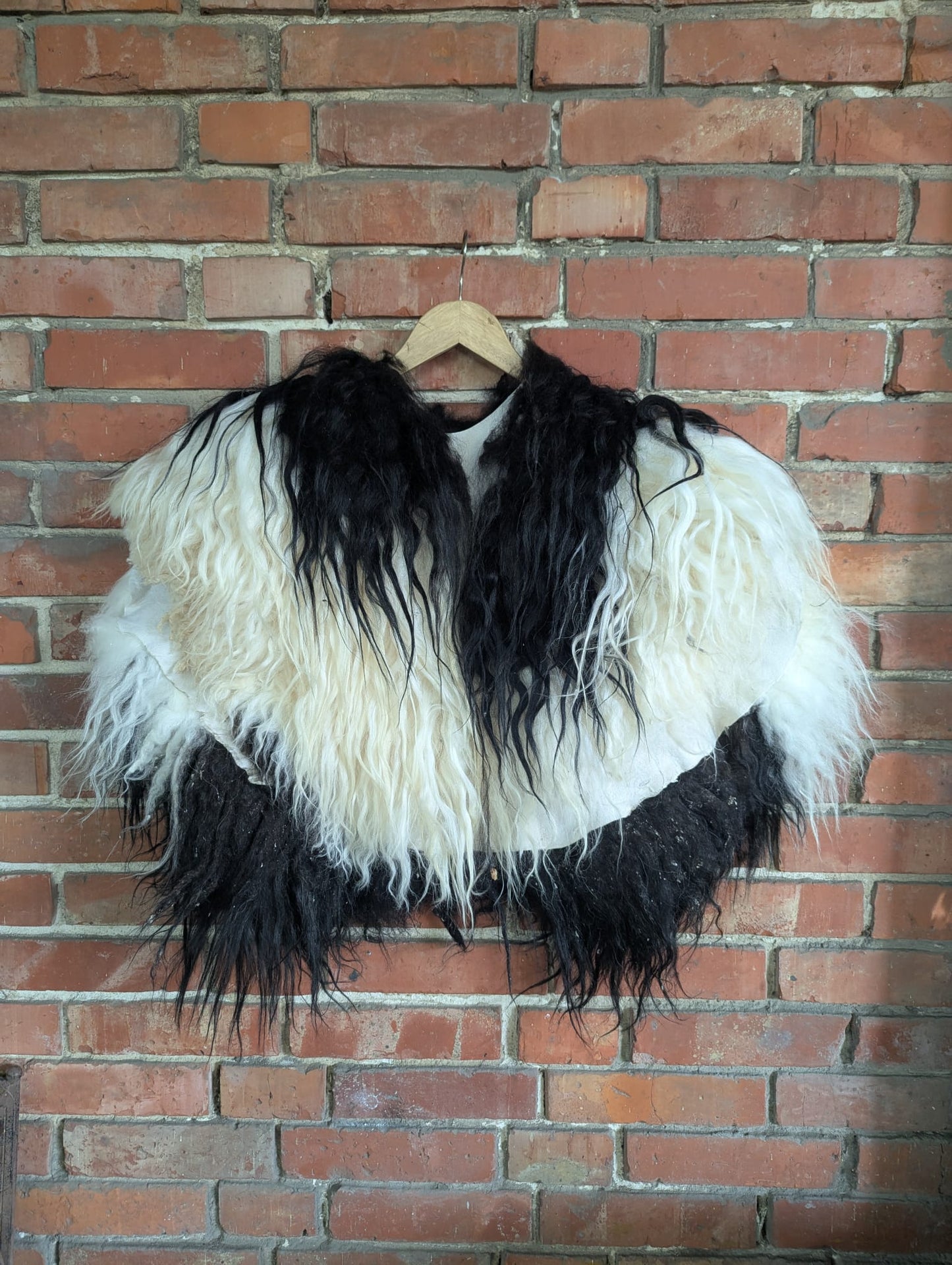 Viking Fur Cloak Black White XXL – Real Scandinavian Sheepskin – Wikinger Fellumhang_  Einzelstück 744