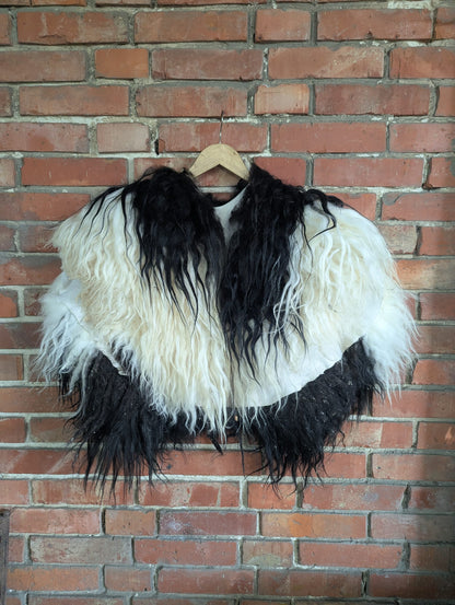 Viking Fur Cloak Black White XXL – Real Scandinavian Sheepskin – Wikinger Fellumhang_  Einzelstück 744
