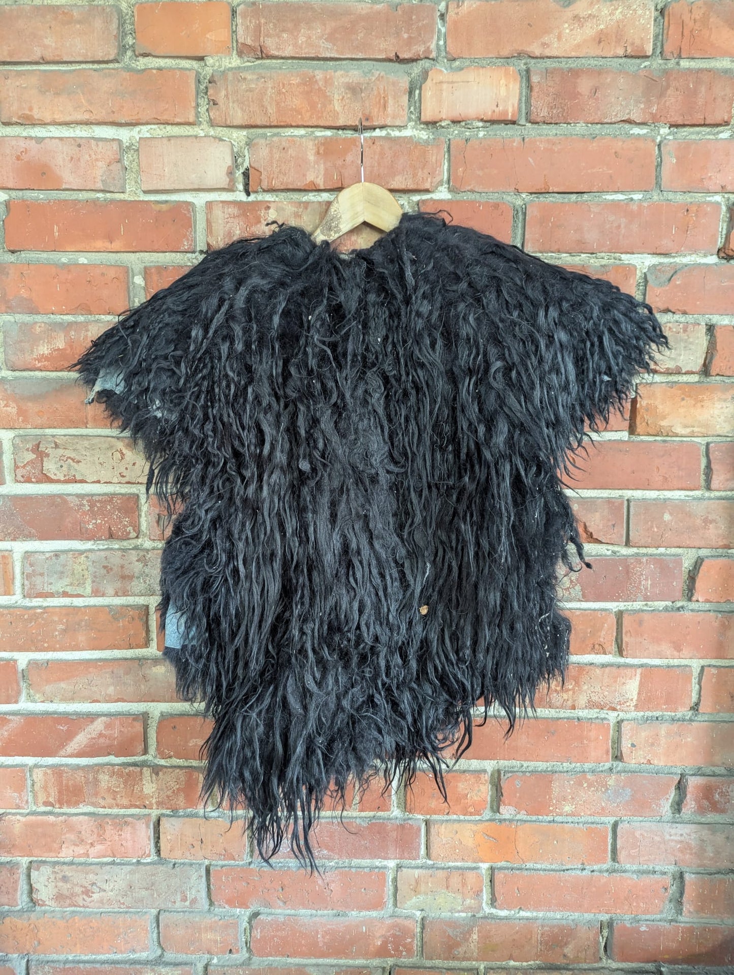 Viking Fur Cloak Black – Real Icelandic Sheepskin – Wikinger Fellumhang – Einzelstück 745