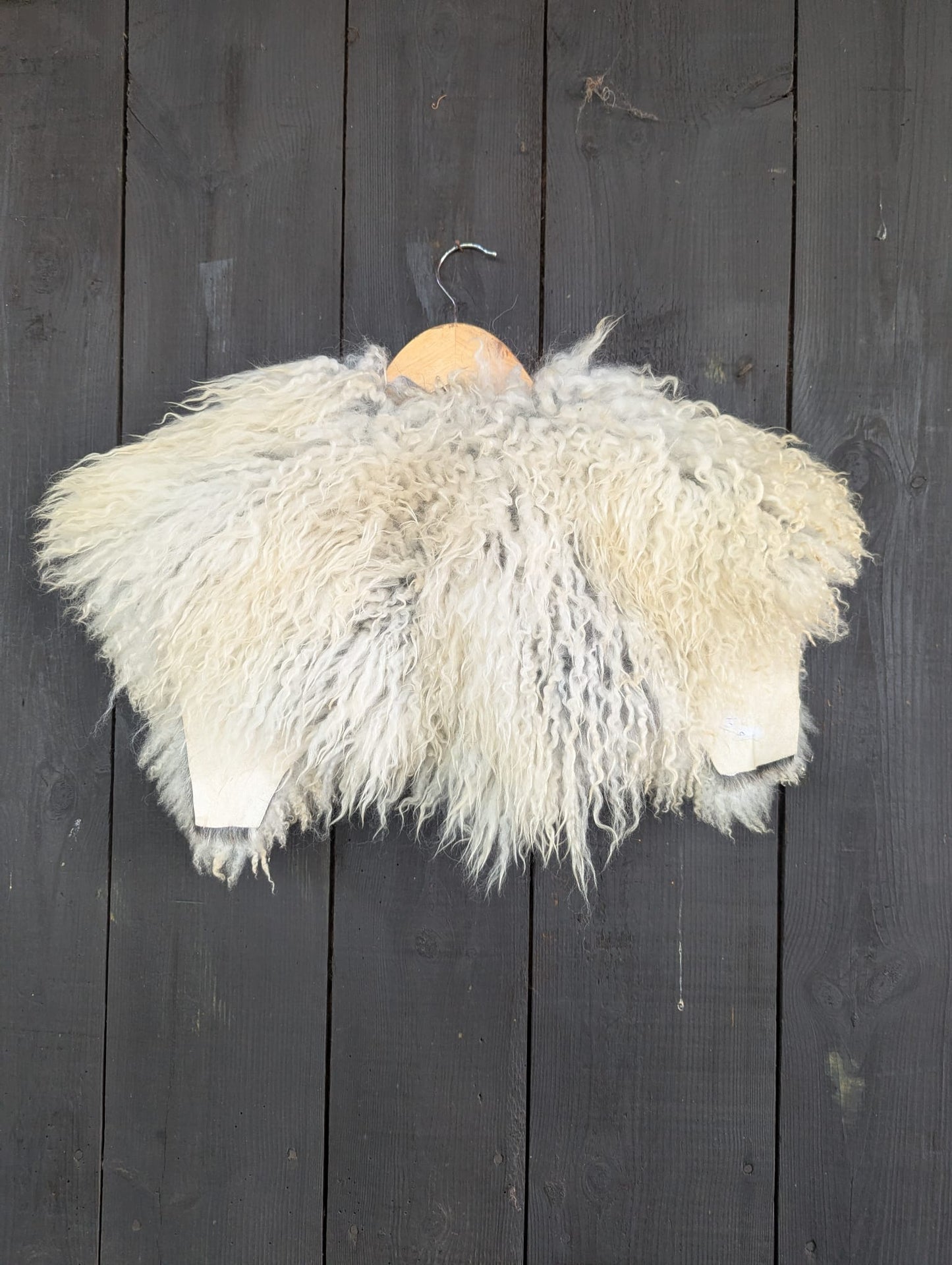 Viking Shoulder Fur Cream – Real Icelandic Sheepskin – Wikinger Schulterfell – Einzelstück 746