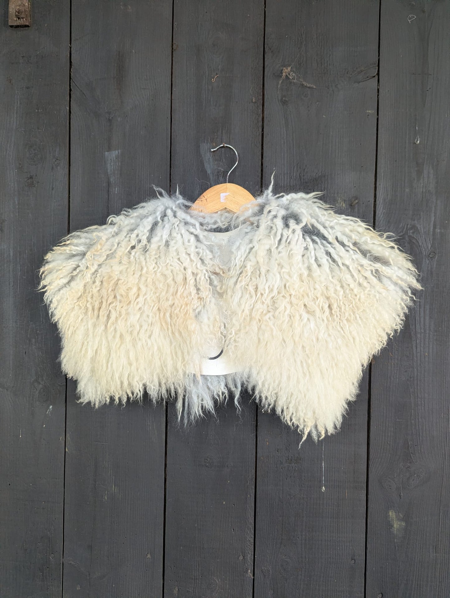 Viking Shoulder Fur Cream – Real Icelandic Sheepskin – Wikinger Schulterfell – Einzelstück 746