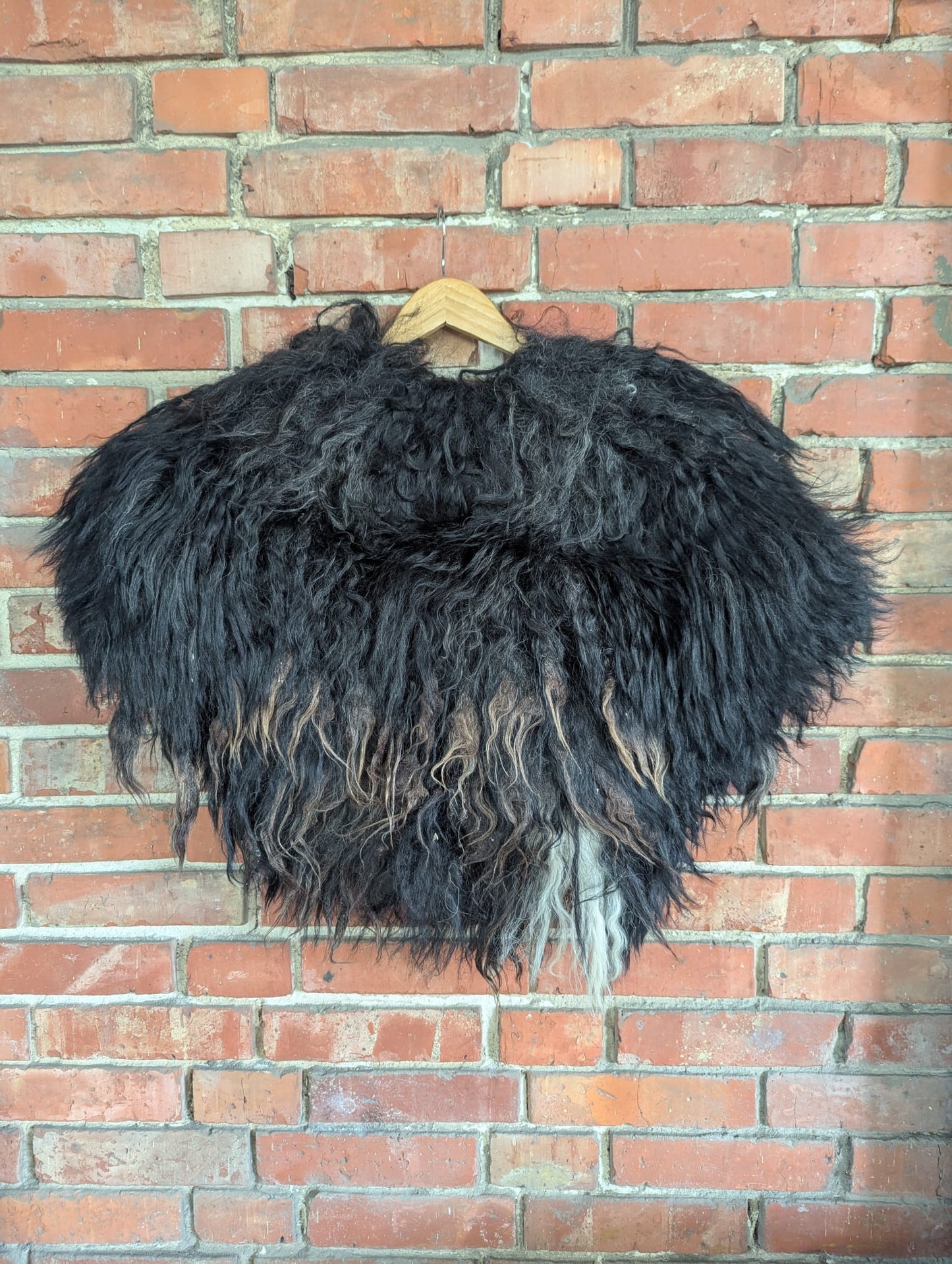 Viking Fur Cloak Black Brown White – Real Sheepskin – Wikinger Fellumhang – Einzelstück 747