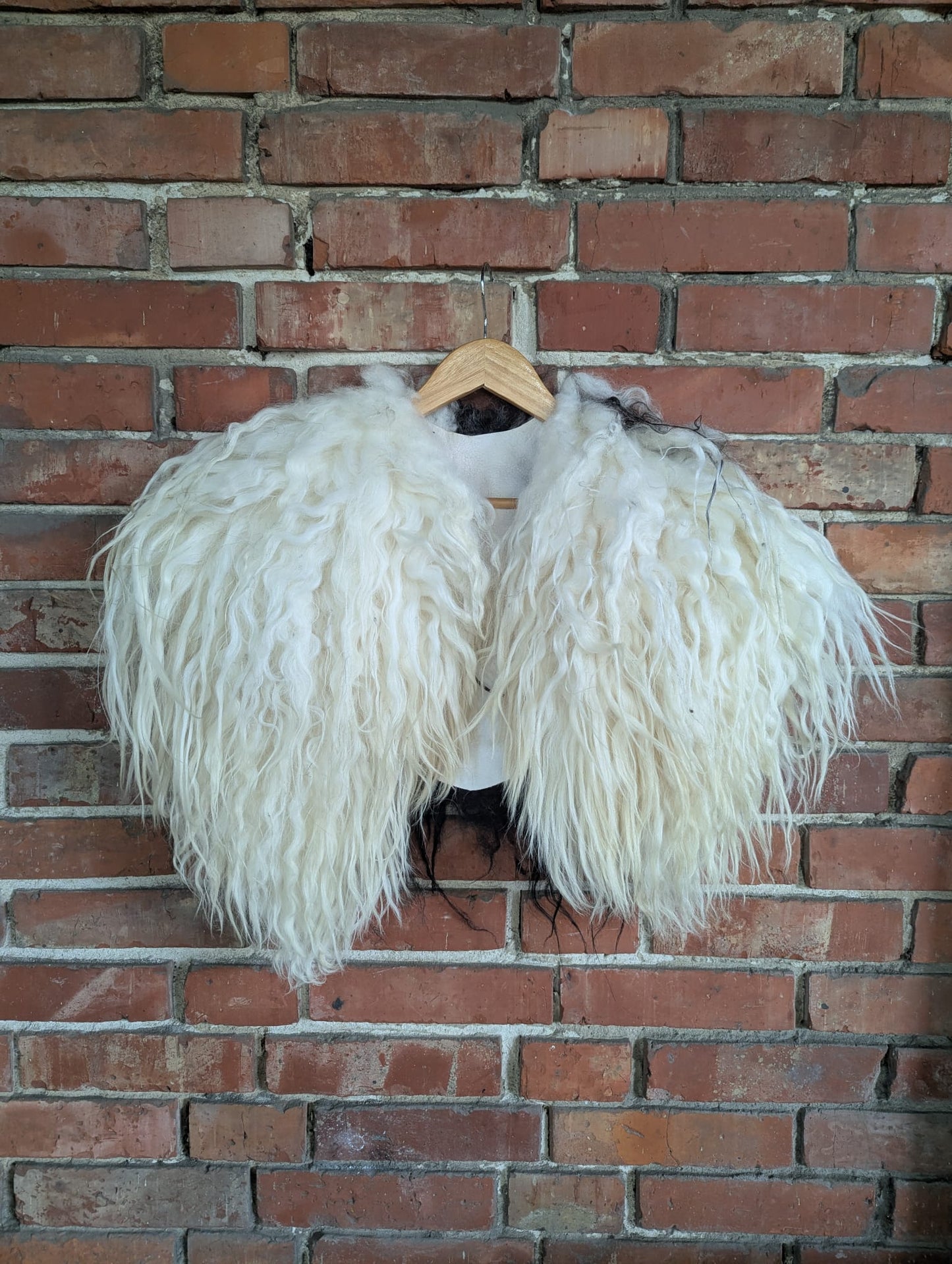 Viking Shoulder Fur White Black – Real Scandinavian Sheepskin – Wikinger Schulterfell – Einzelstück 748