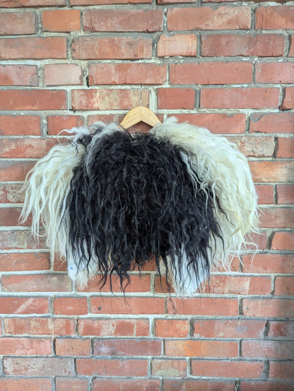 Viking Shoulder Fur White Black – Real Scandinavian Sheepskin – Wikinger Schulterfell – Einzelstück 748