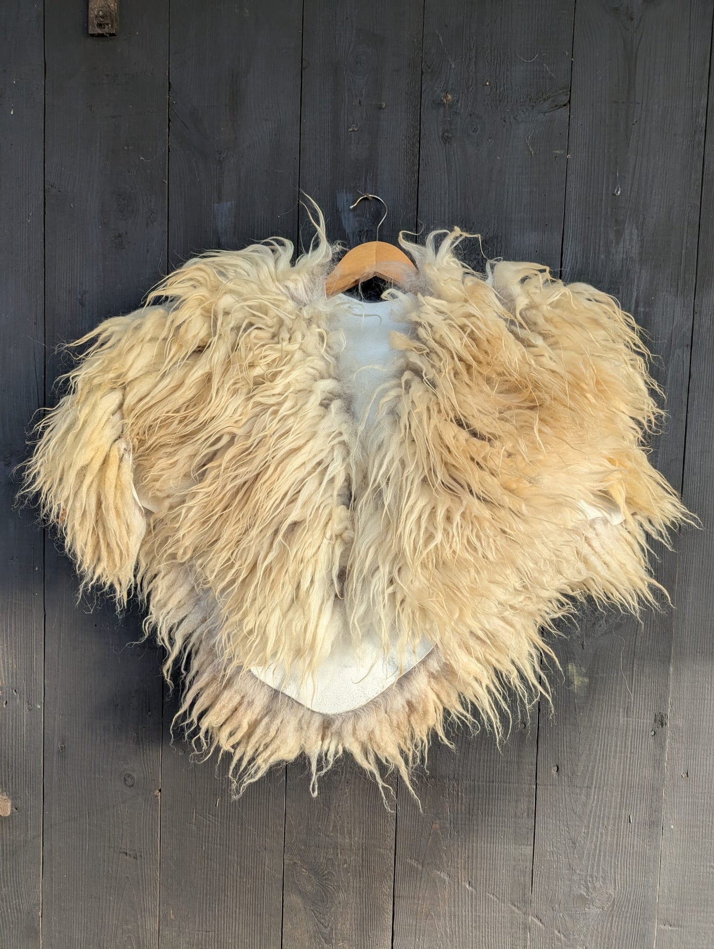 Vikinger-Fellumhang – Echter Schaffell-Fellumhang für LARP, Mittelalter & Halloween – Unikat – Artikel 841