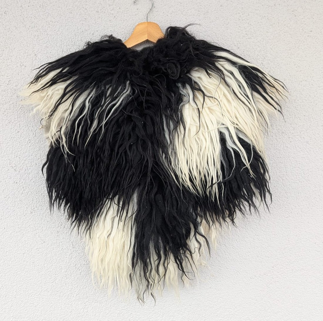 Viking Fur Cloak Real Sheepskin Shoulder Cape – Wikinger Schulterfell – One of a Kind – Item 866