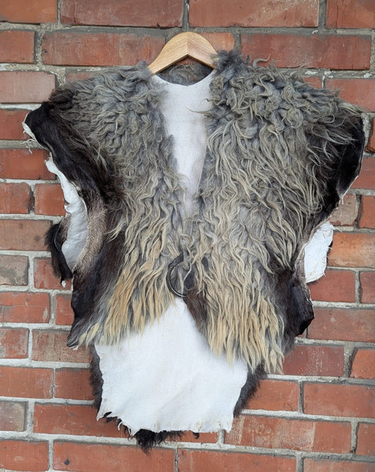 Fellumhang Wikinger – Heidschnucke grau/ schwarz/ weiß meliert, rustikal (FU904) – Metall-Fibel vorne