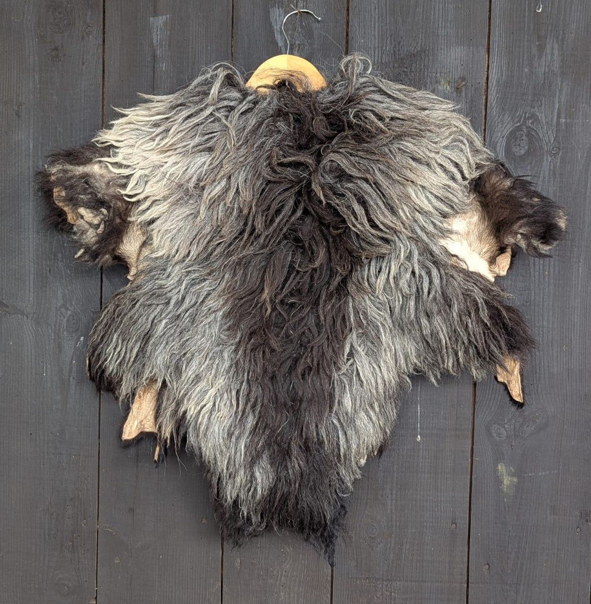 Fellumhang Wikinger – Heidschnucke grau meliert mit Schwarz FU906