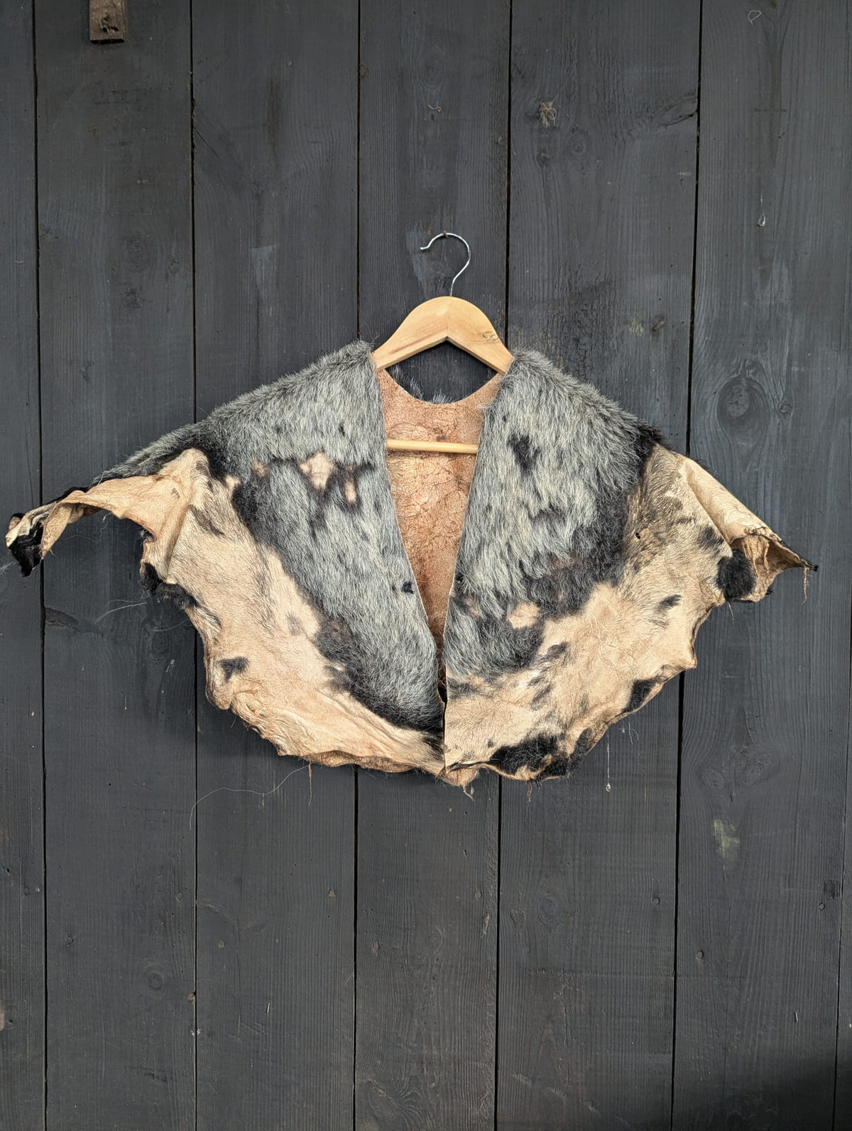 Viking Shoulder Fur Grey – Real Heidschnucke Sheepskin – Wikinger Schulterfell – Mittelalter Halloween – Einzelstück H16