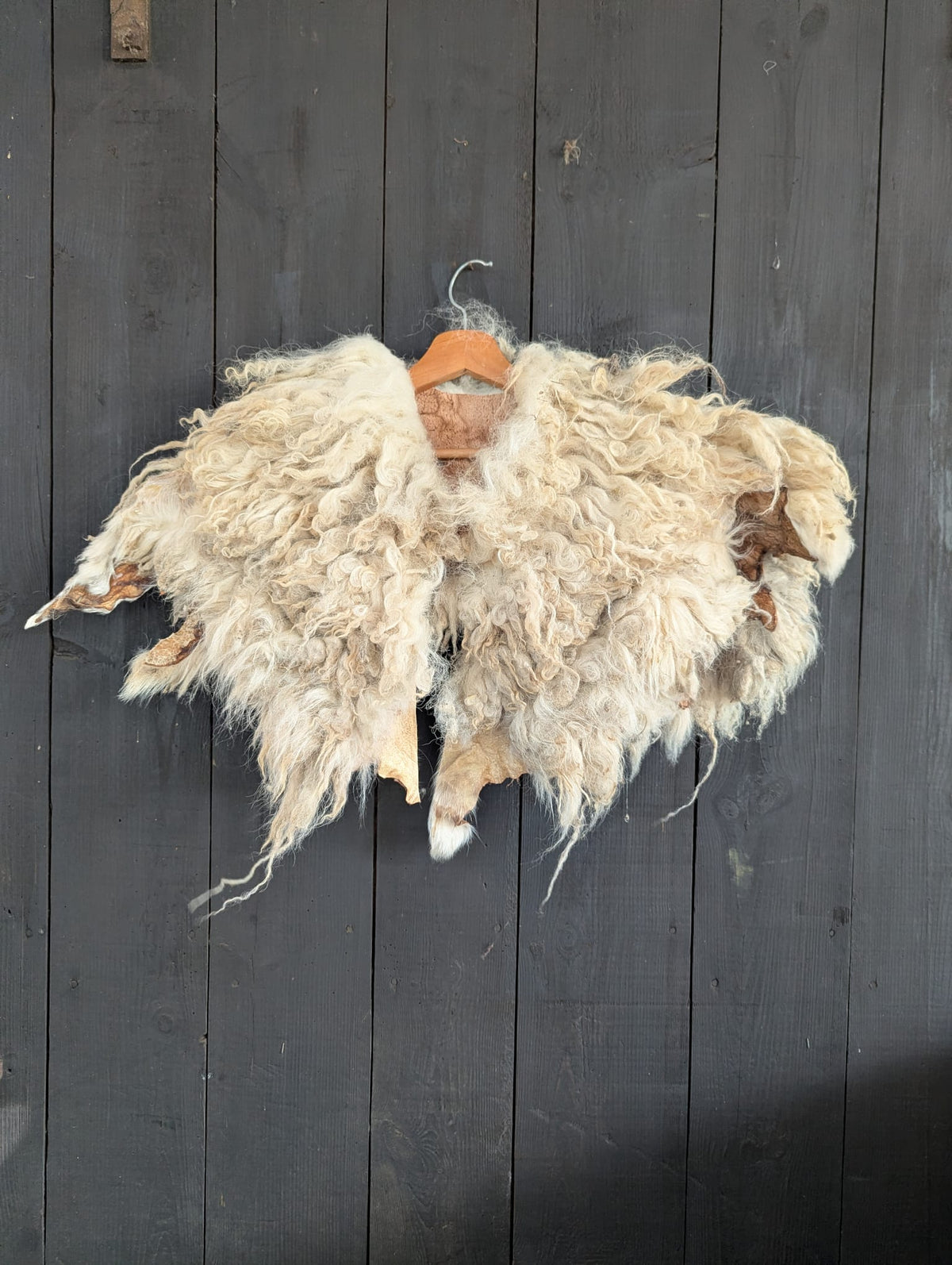 Viking Shoulder Fur – Real Heidschnucke Sheepskin – Wikinger Schulterfell – Mittelalter Cosplay Halloween – Einzelstück H1