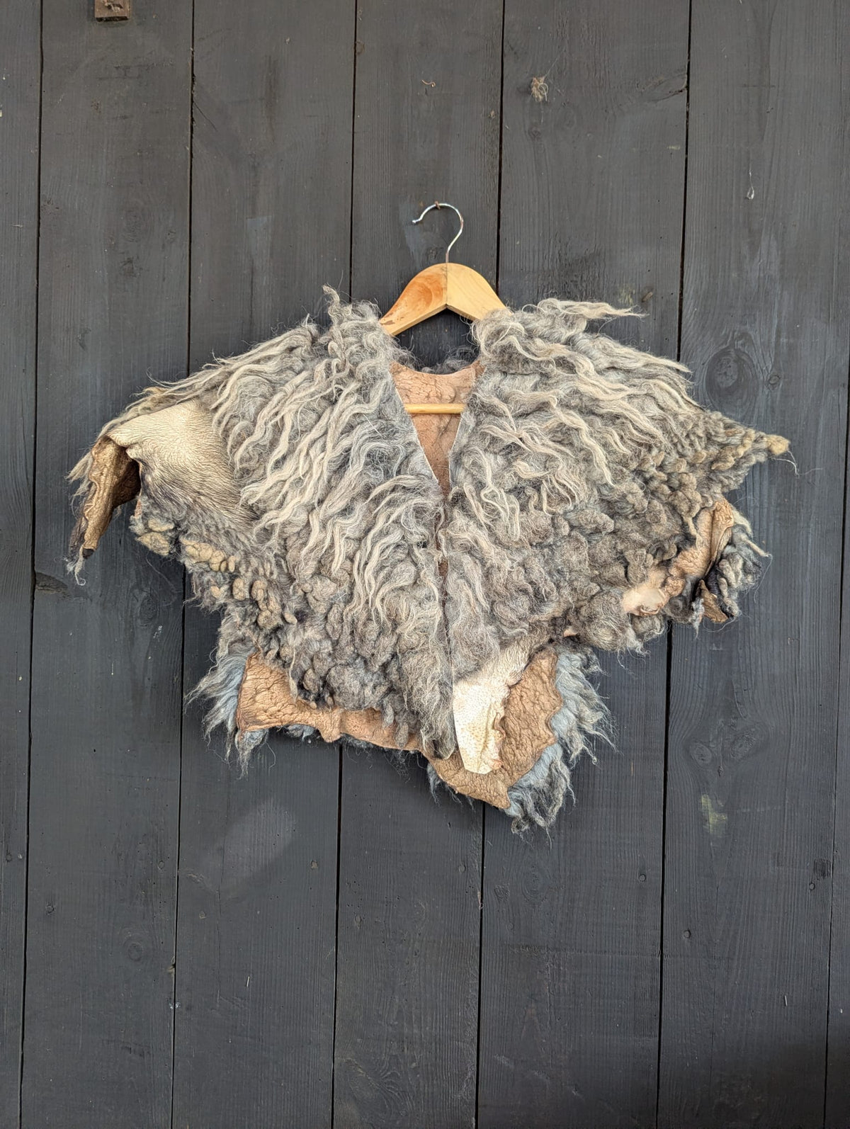Viking Shoulder Fur Grey – Real Heidschnucke Sheepskin – Wikinger Schulterfell – Mittelalter Cosplay Halloween – Einzelstück H2