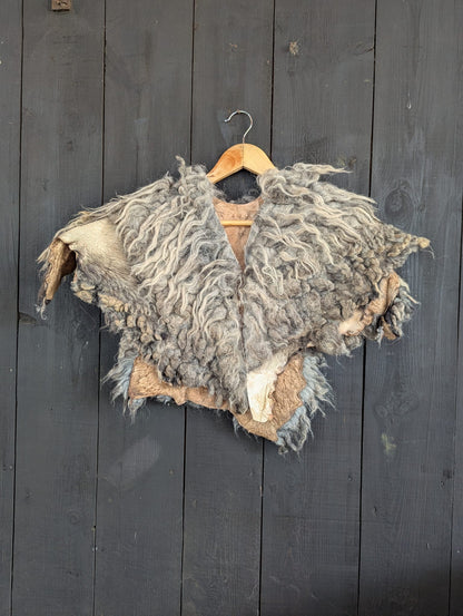 Viking Shoulder Fur Grey – Real Heidschnucke Sheepskin – Wikinger Schulterfell – Mittelalter Cosplay Halloween – Einzelstück H2