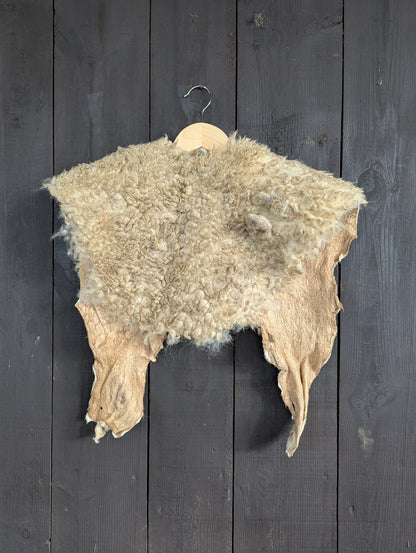 Viking Shoulder Fur Cream – Real Heidschnucke Sheepskin – Wikinger Schulterfell – Mittelalter Halloween – Einzelstück H30