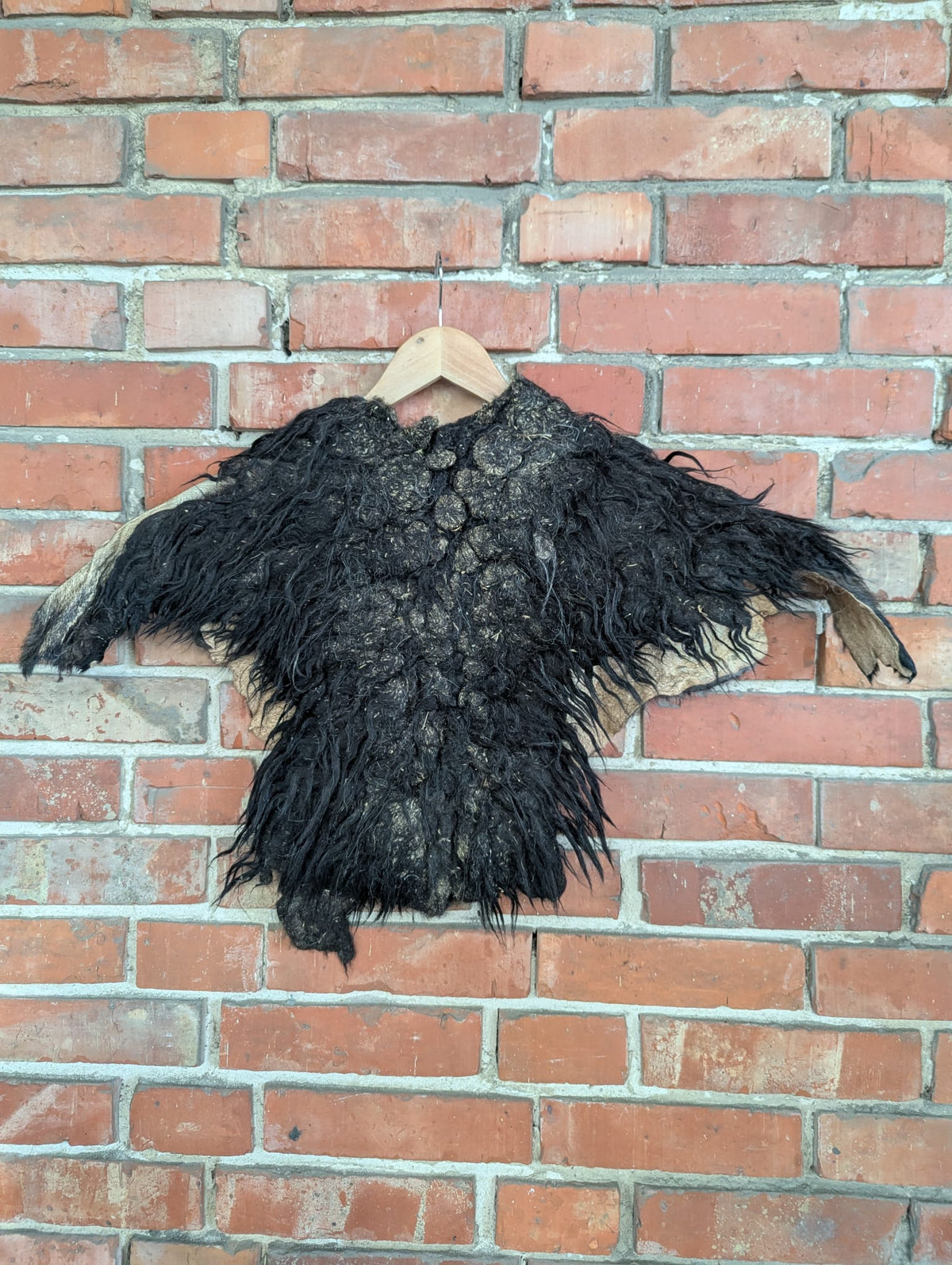 Viking Shoulder Fur Black – Real Heidschnucke Sheepskin – Wikinger Schulterfell – Mittelalter Halloween – Einzelstück H35