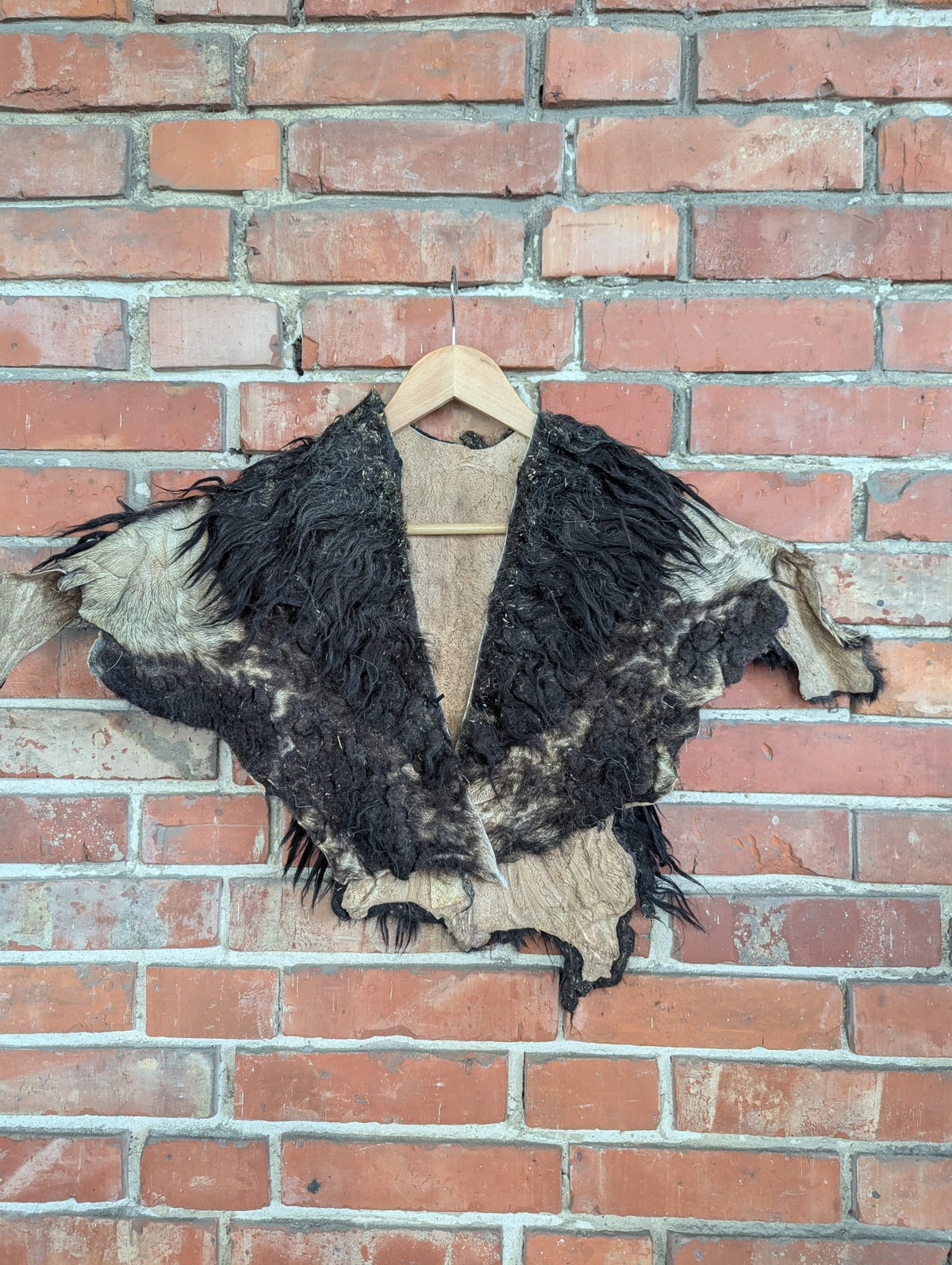 Viking Shoulder Fur Black – Real Heidschnucke Sheepskin – Wikinger Schulterfell – Mittelalter Halloween – Einzelstück H35