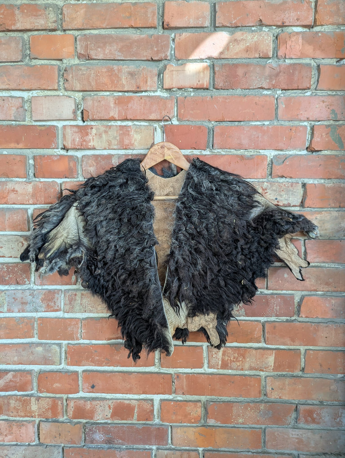 Viking Shoulder Fur Dark Grey – Real Heidschnucke Sheepskin – Wikinger Schulterfell – Mittelalter Halloween – Einzelstück H3
