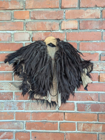 Viking Shoulder Fur Dark – Real Heidschnucke Sheepskin – Wikinger Schulterfell – Mittelalter Halloween – Einzelstück H6
