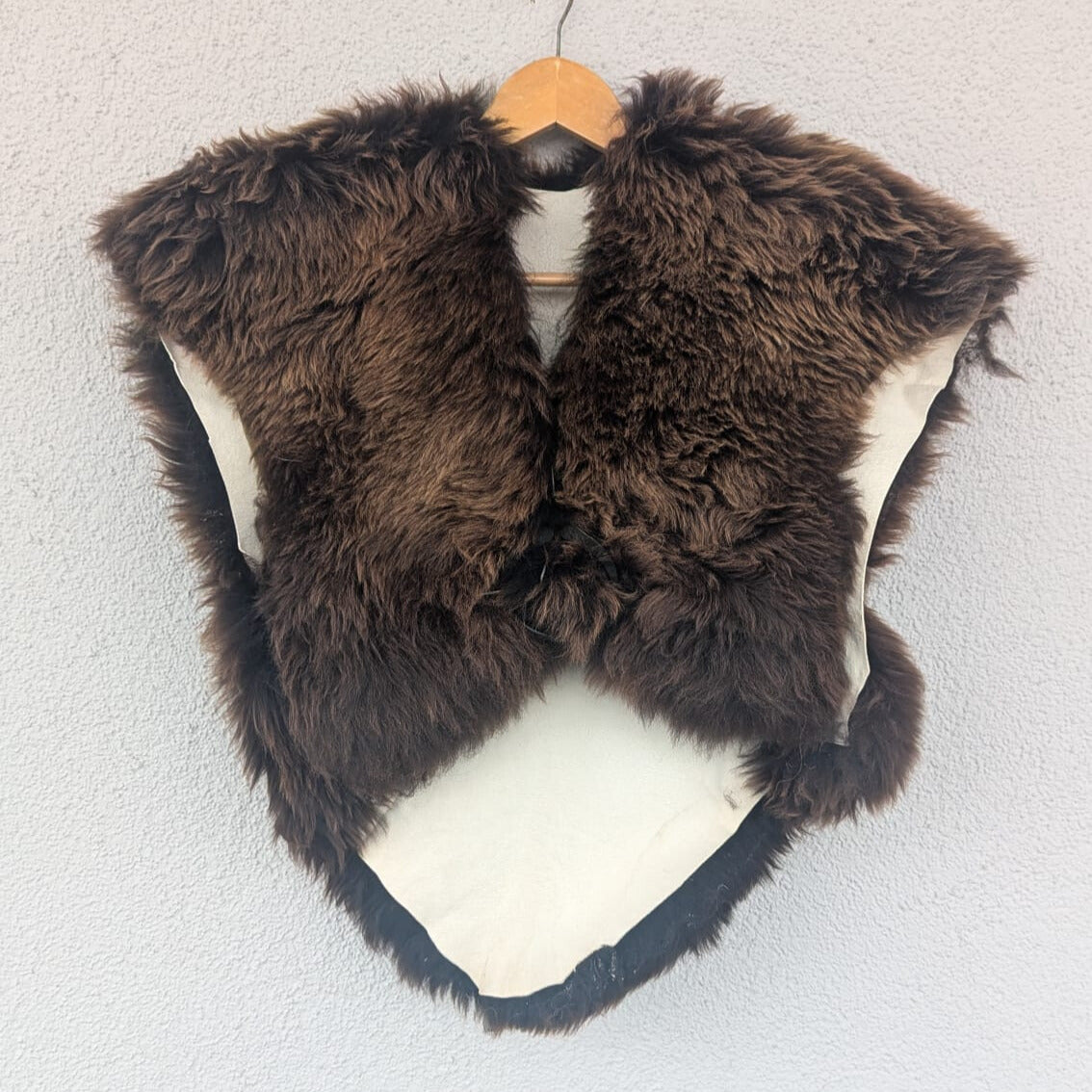 Viking Shoulder Fur – Real Sheepskin Shoulder Cape – Black – Wikinger Schulterfell – One of a Kind- S1