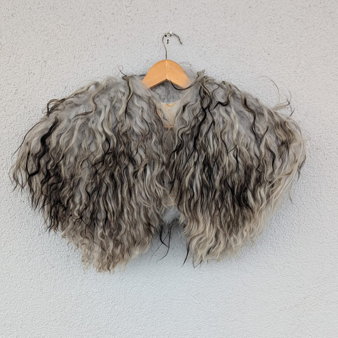Viking Shoulder Fur – Real Sheepskin Shoulder Cape  – Wikinger Schulterfell – One of a Kind – S3