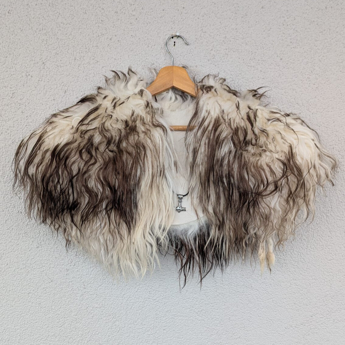 Viking Shoulder Fur – Real Sheepskin Shoulder Cape  – Wikinger Schulterfell– One of a Kind – S4a