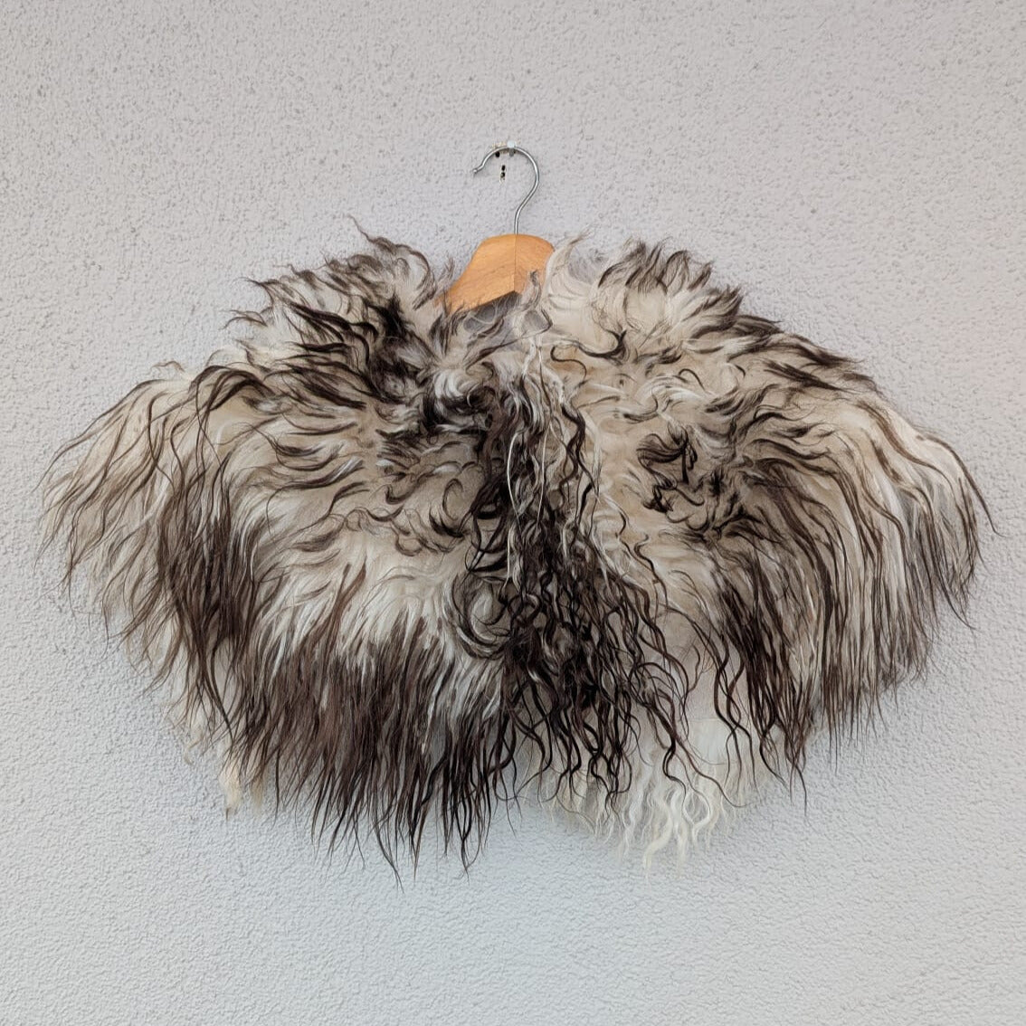 Viking Shoulder Fur – Real Sheepskin Shoulder Cape  – Wikinger Schulterfell– One of a Kind – S4a